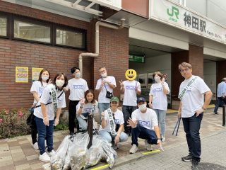 神田駅の前にて。20リットルのゴミ袋が5つと結構な量のゴミを拾い、みんな頑張りました！