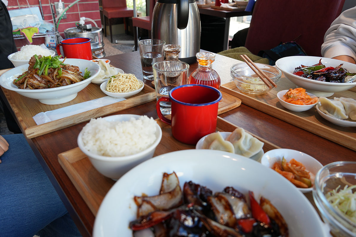 こちらは中華料理のテーブル。盛り盛りのお料理が並びます♪