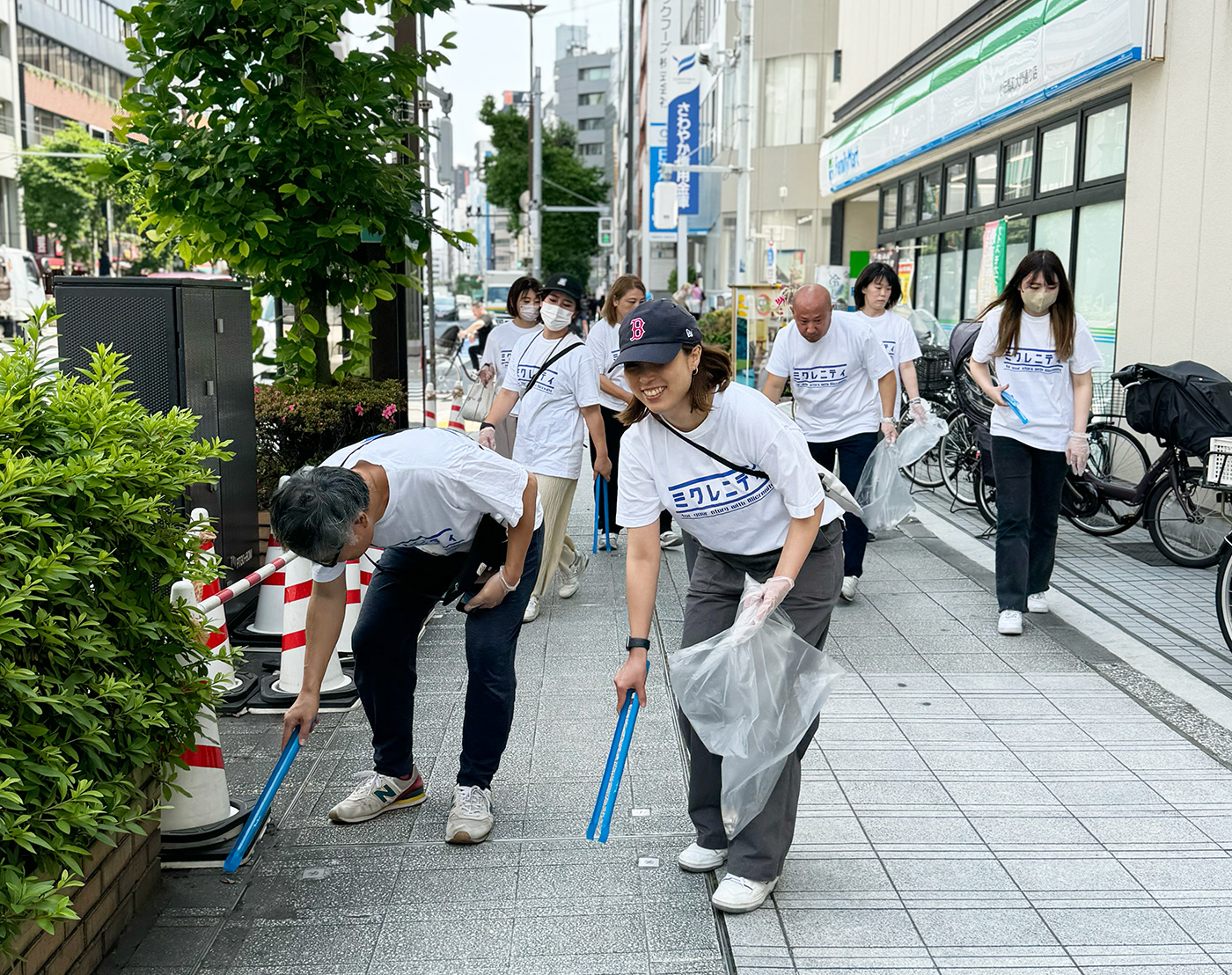 順調に歩道のゴミ拾いをしていく。通った後は塵一つ残さないぞ！という勢い。