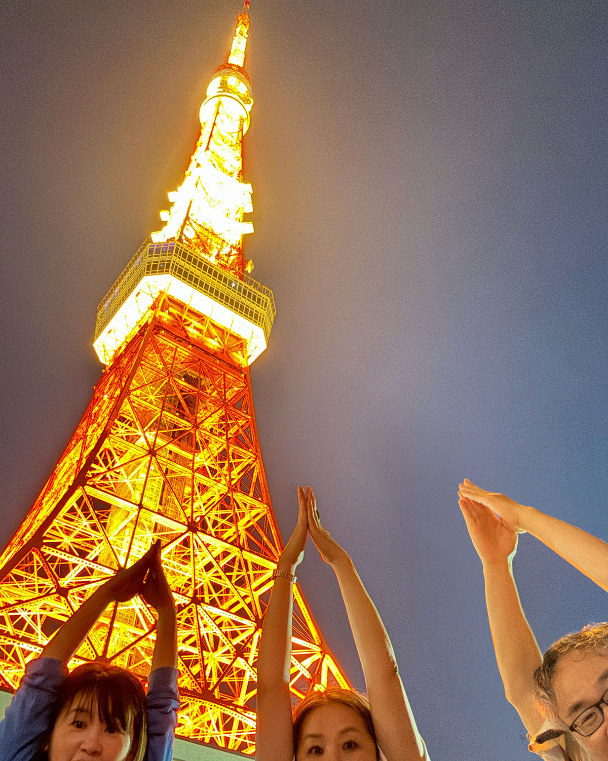 東京タワーの麓で記念写真♪お疲れ様でした！