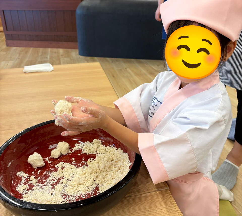 小麦粉をこねる子供たち。これだけで数人分の量になります。