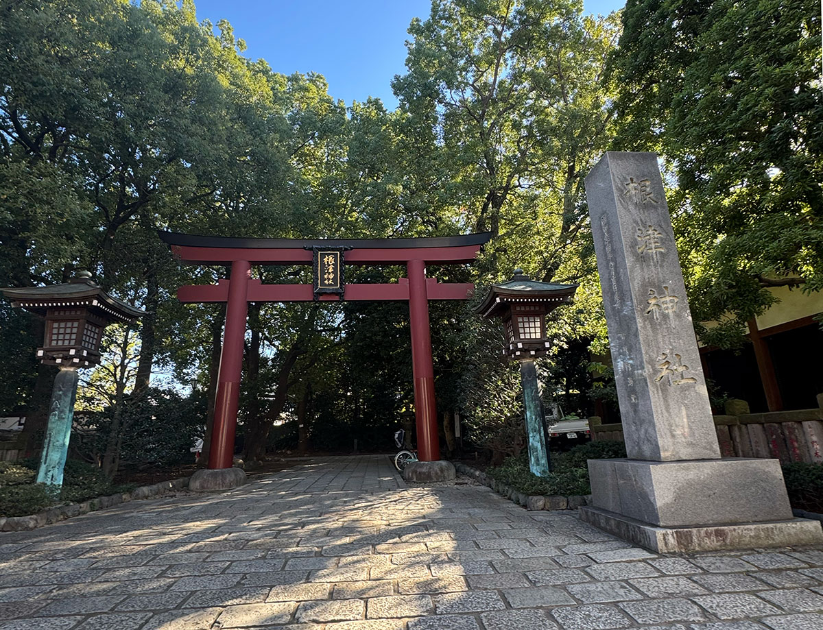 根津神社に到着。冬なのにグリーンが綺麗です。