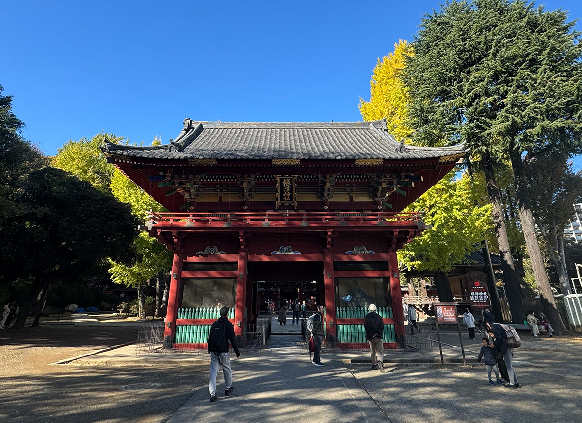 根津神社の門。境内はすごく広いです。