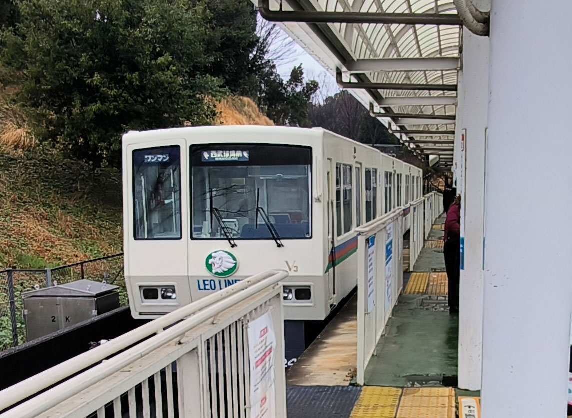 レオライナー。案内軌条式鉄道という、ゴムタイヤで走る電車。