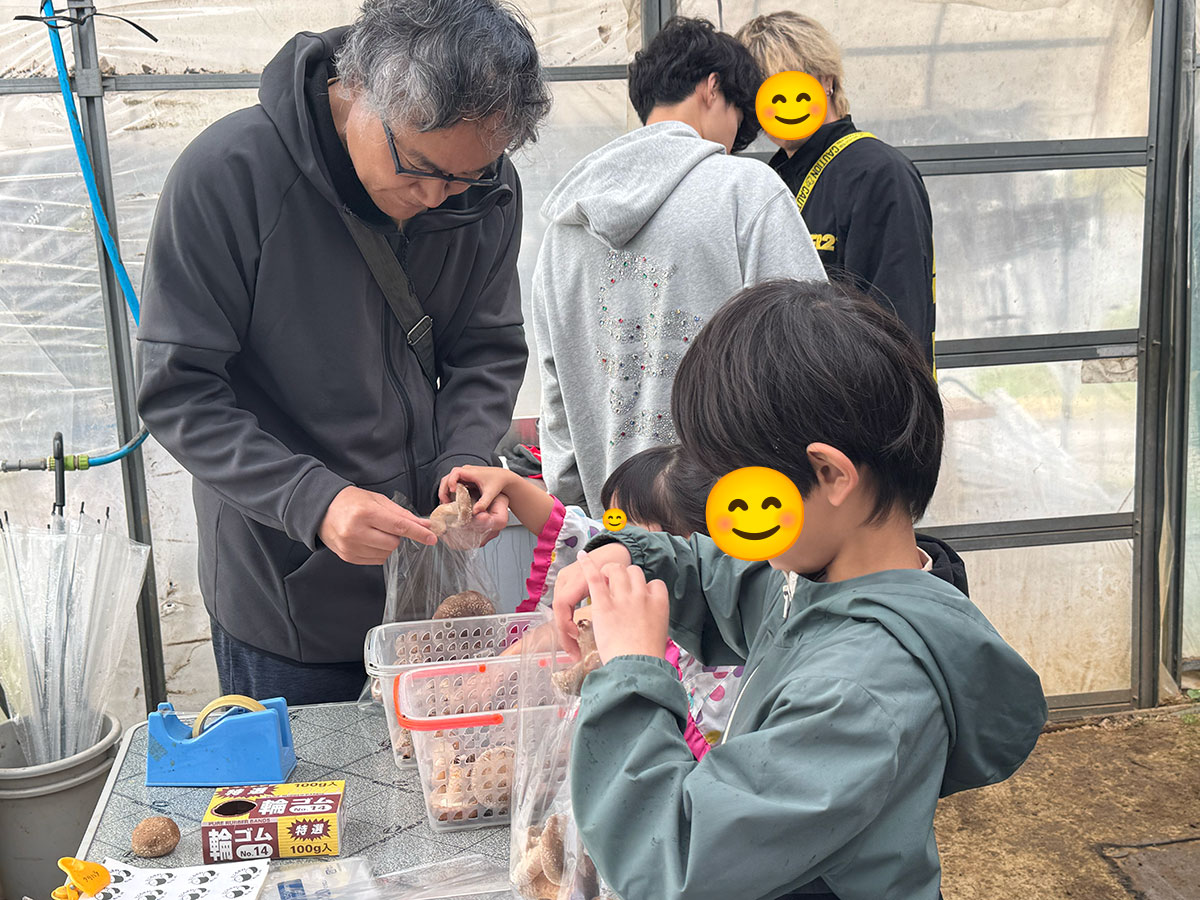 それぞれ好きなステッカーを貼って梱包。「メイドインところざわ」シールが可愛い！