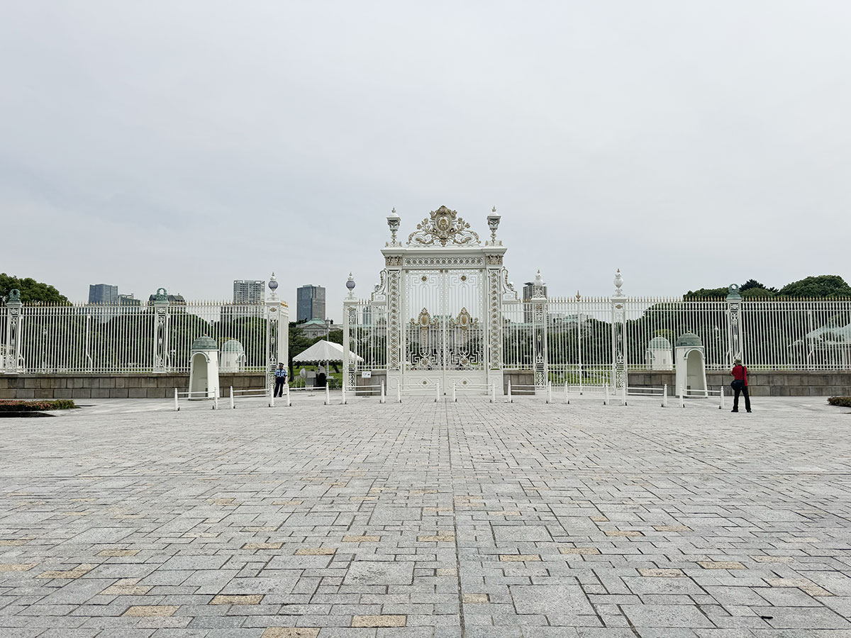 迎賓館赤坂離宮の前門に到着。曇りなのが少し残念ですが、とても壮観でした。