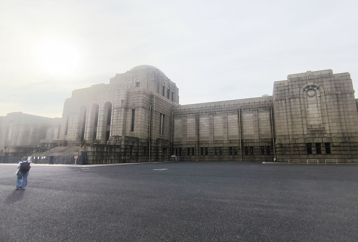 夕暮れ時の聖徳記念絵画館。再来年くらいまで保存修理するそうです。