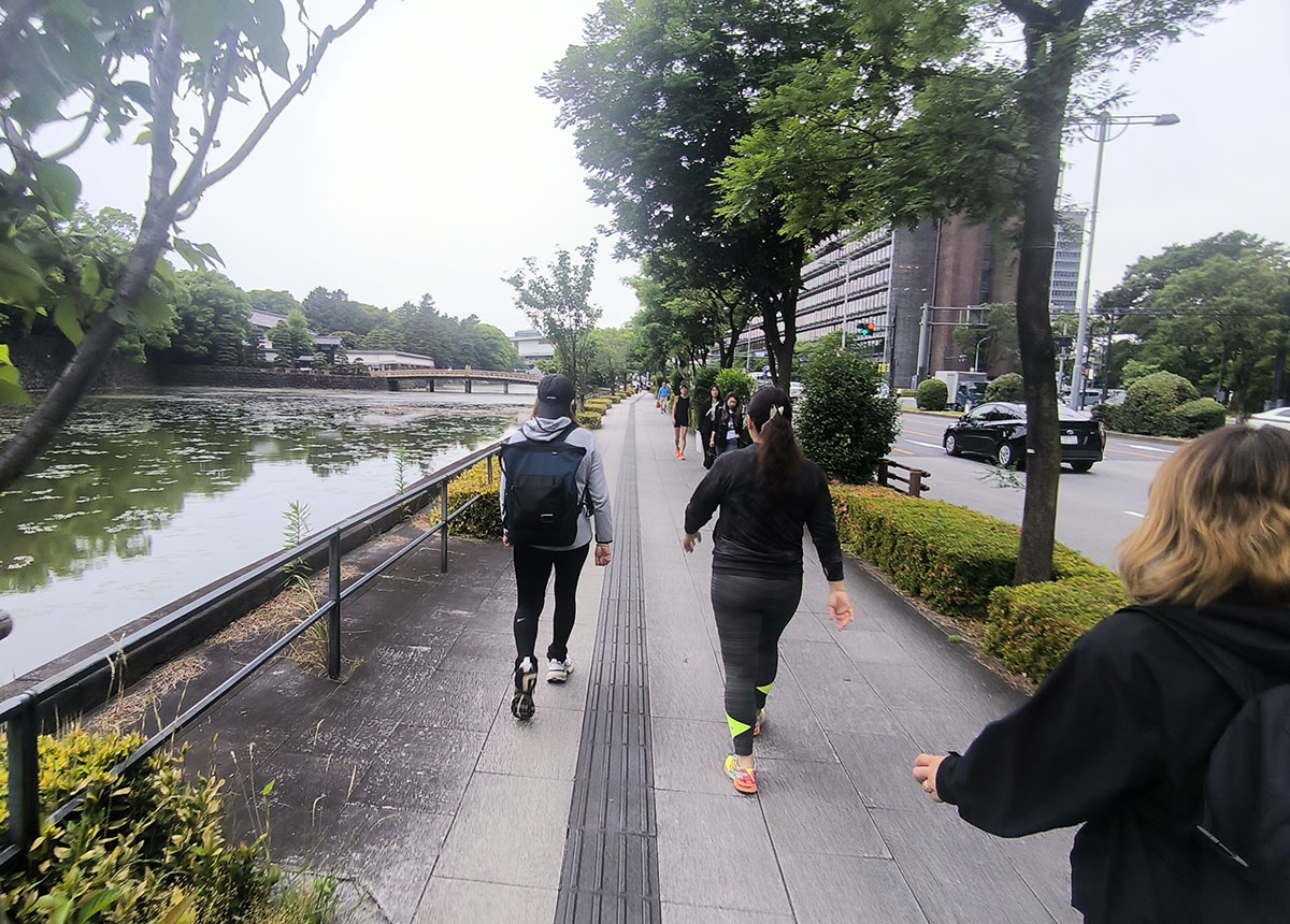 さすがランナーの聖地。大勢のランナーの方がいらっしゃいます。
