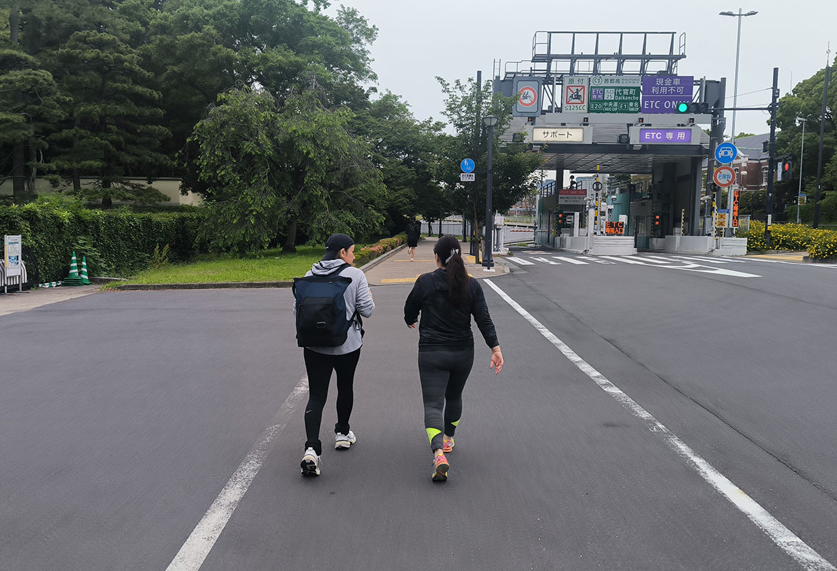 首都高速の乗り口。ちょうど左手側に「乾門」があります。