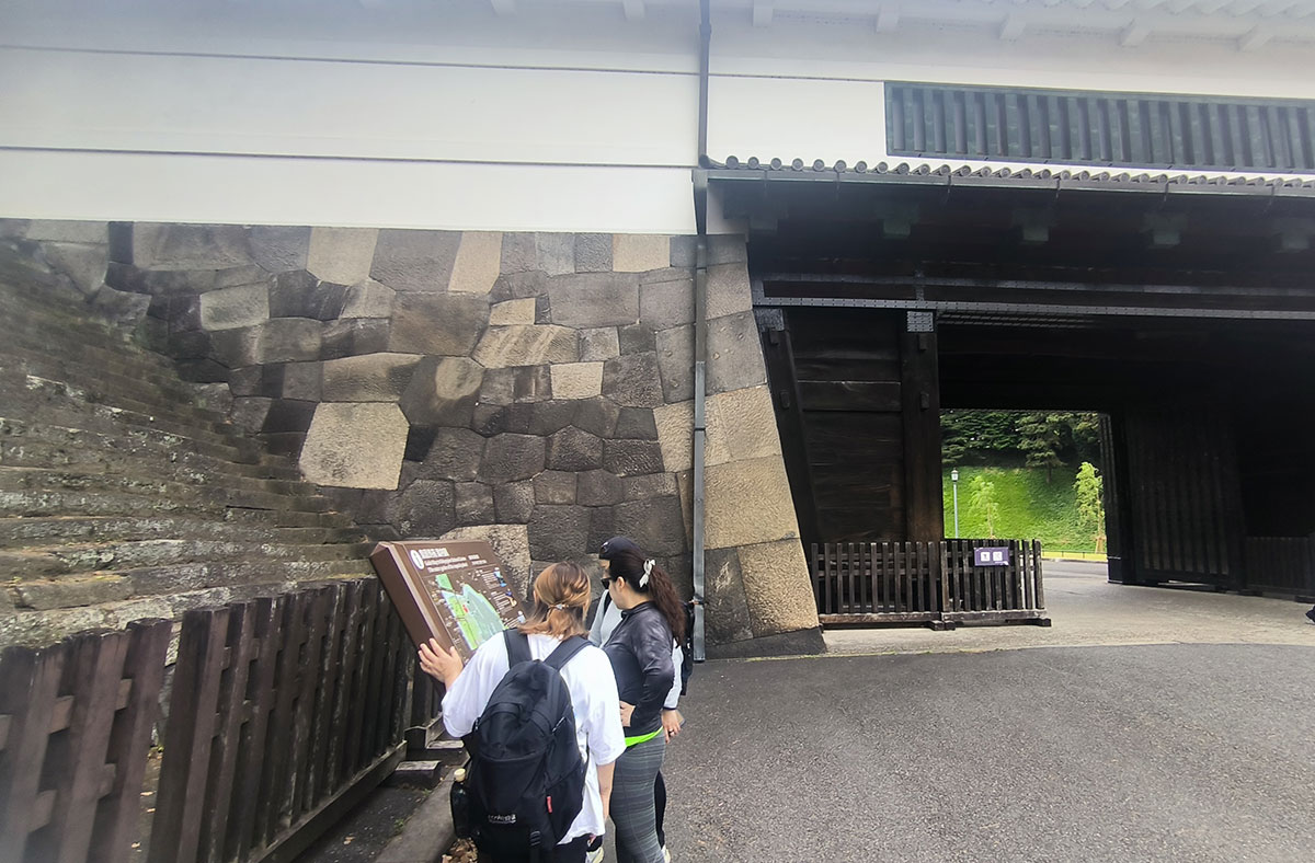 桜田門をくぐると、歴史説明のボードがありました。とりあえず読んでみます。