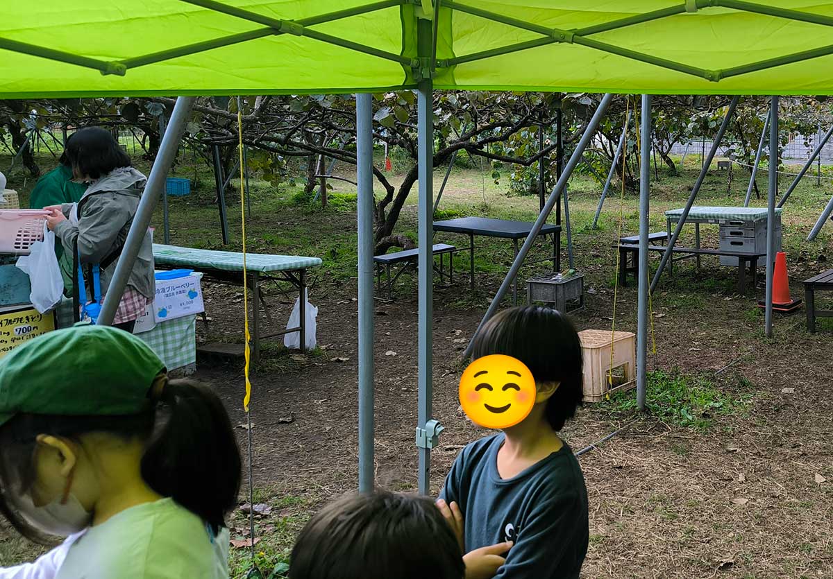 子供たちみんなで雨宿り。