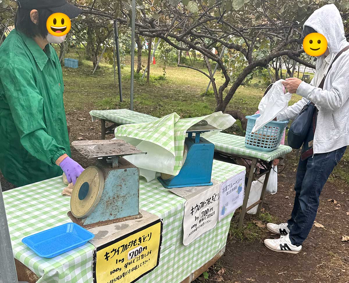 雨の中の計量タイム。今回は100gあたり70円なり。