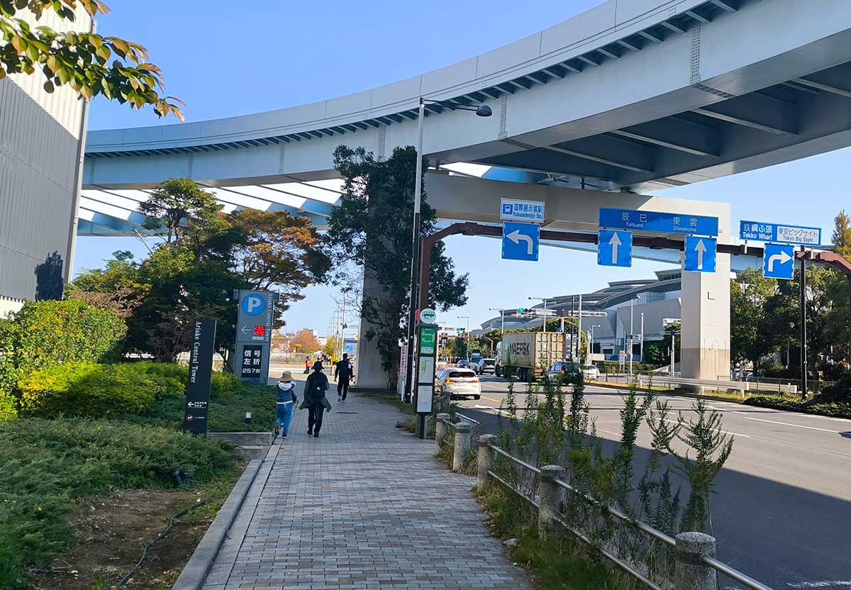 有明フロンティアビル周辺。スタートのイーストプロムナードを目指します。