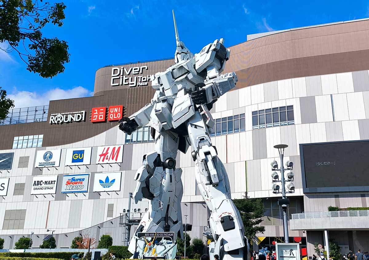ダイバーシティ東京プラザ前に立つ、ユニコーンガンダム。