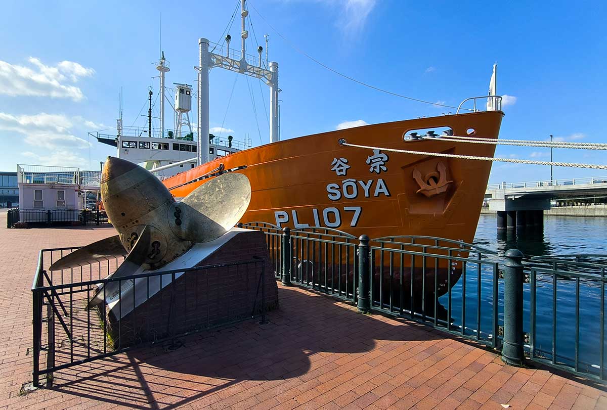 南極観測船「宗谷」。オレンジのカラーが素敵。