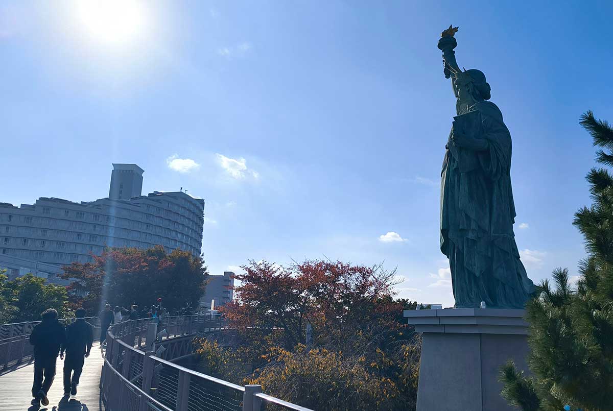 自由の女神の近くまで来ました。ゴールのアクアシティお台場はすぐ近く!