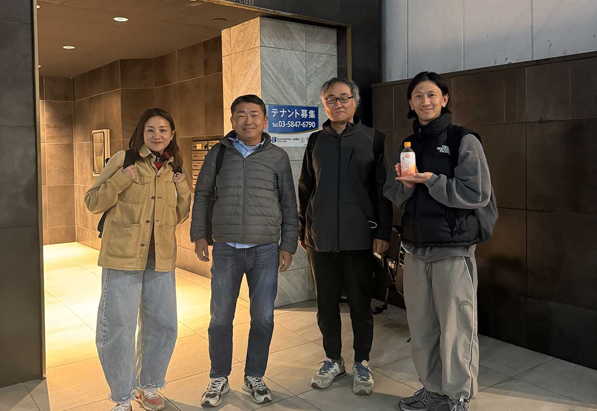 馬喰町・本社前。恒例のスタート前の集合写真。