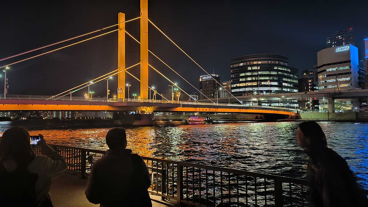 折り返し地点の新大橋が近づいてくる。